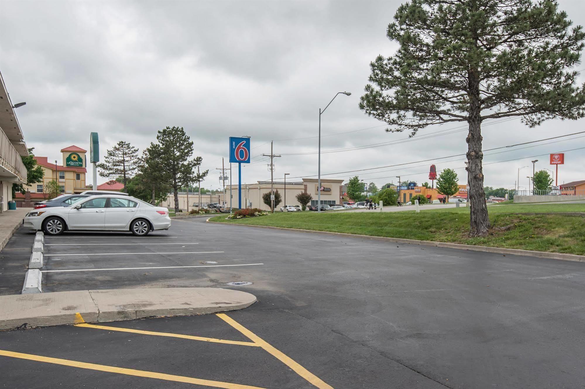 Motel 6 Kansas City, Mo - Airport Exterior photo