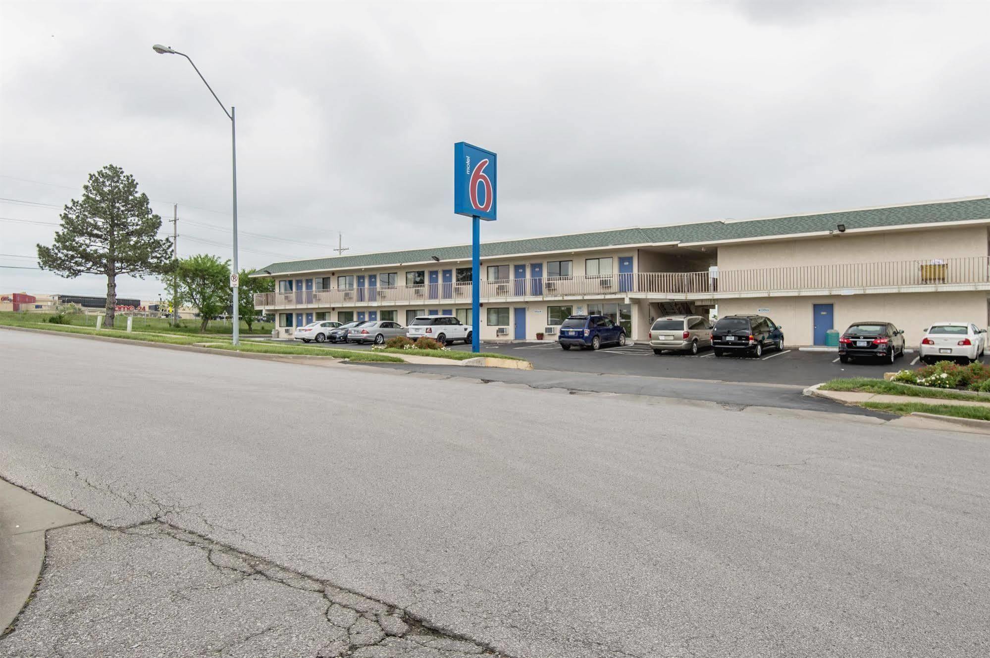 Motel 6 Kansas City, Mo - Airport Exterior photo