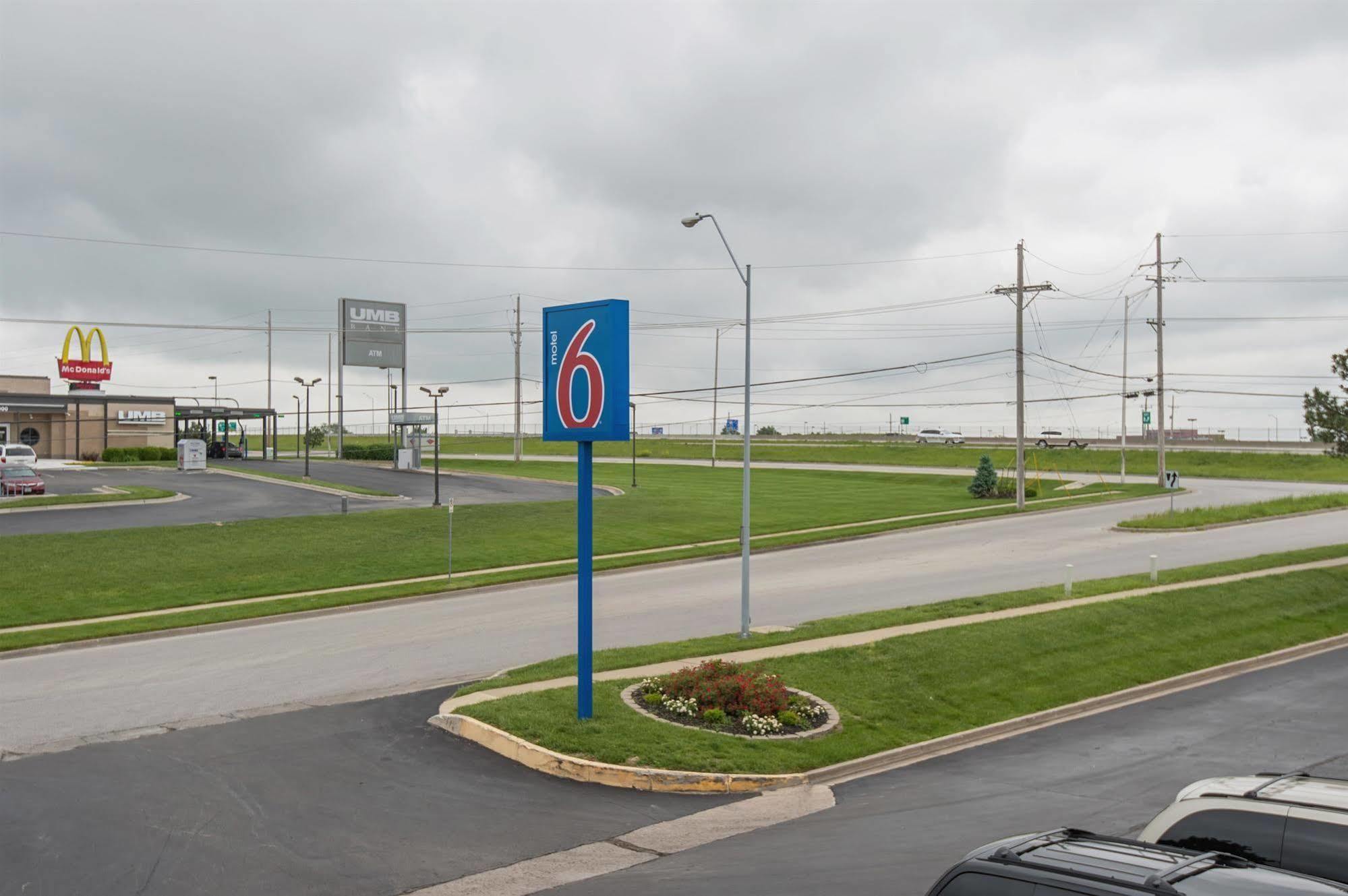Motel 6 Kansas City, Mo - Airport Exterior photo