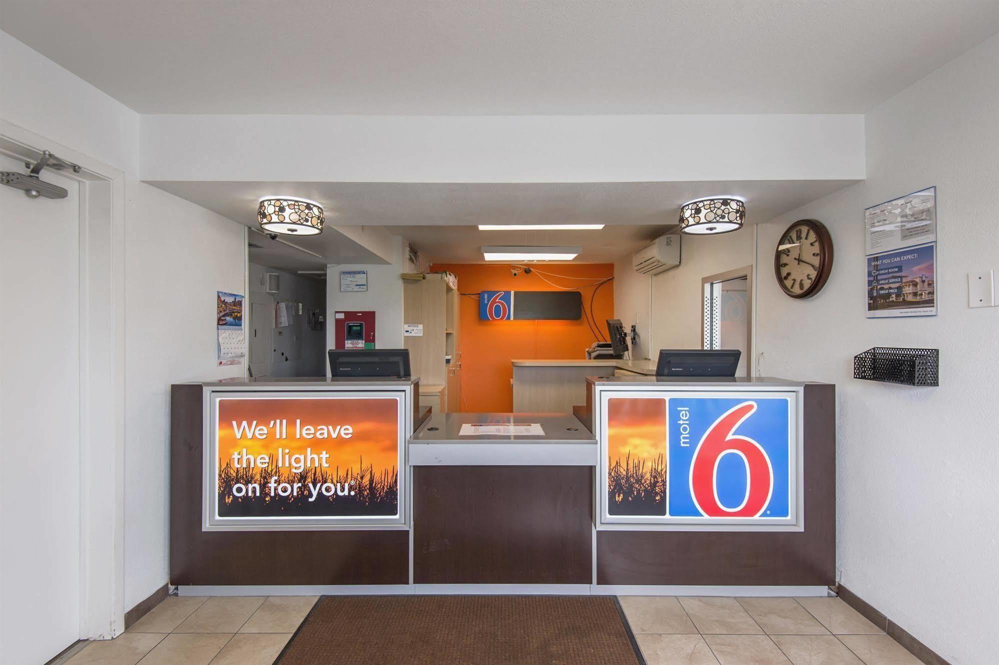Motel 6 Kansas City, Mo - Airport Exterior photo