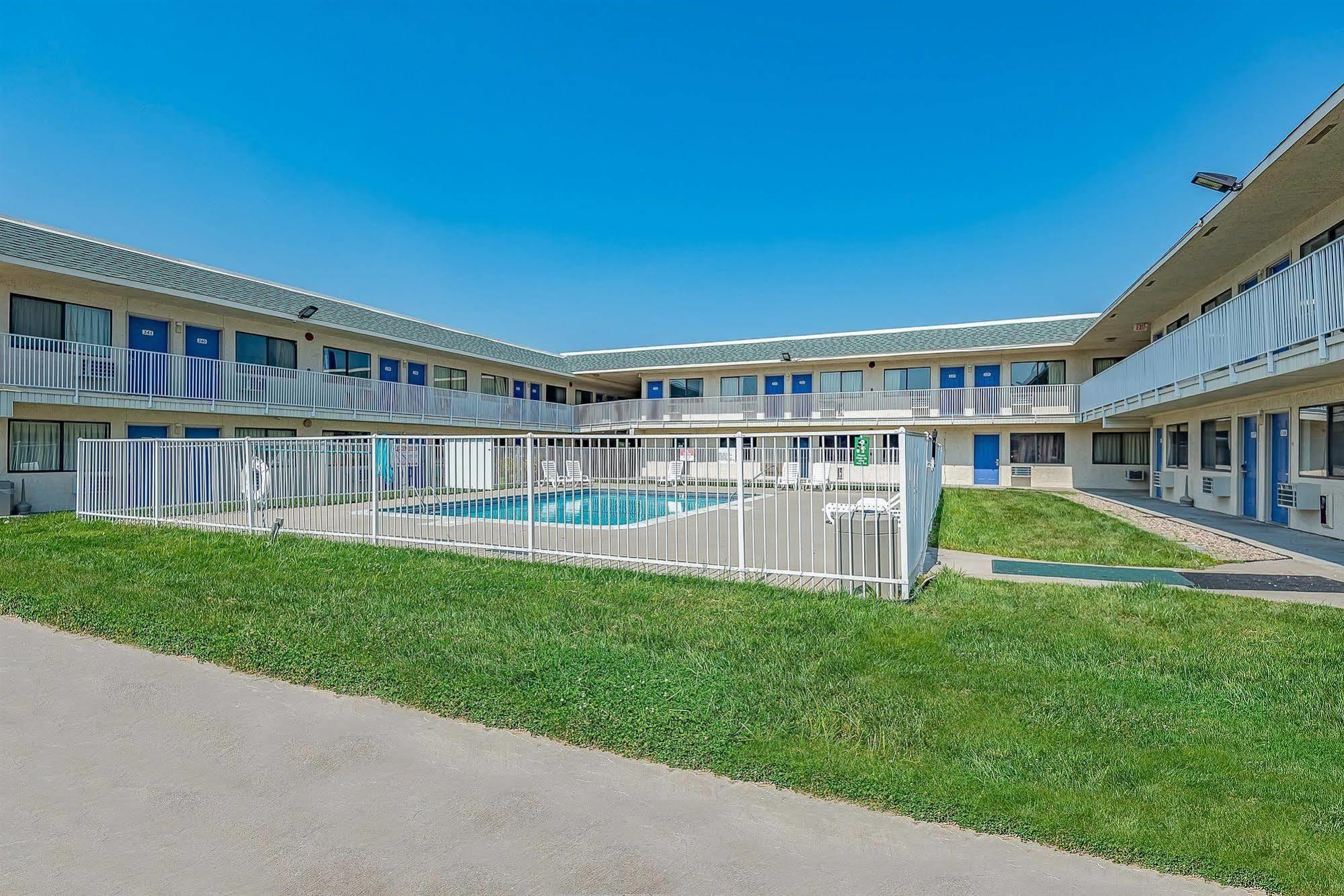 Motel 6 Kansas City, Mo - Airport Exterior photo