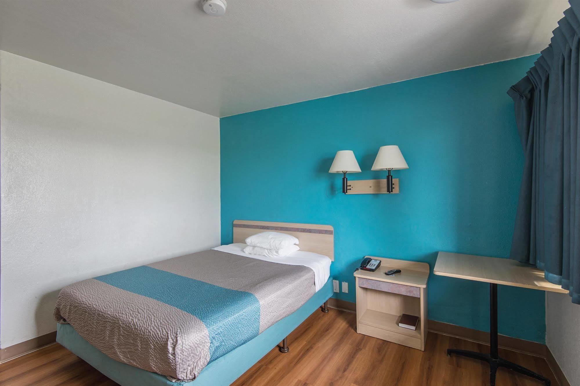 Motel 6 Kansas City, Mo - Airport Exterior photo