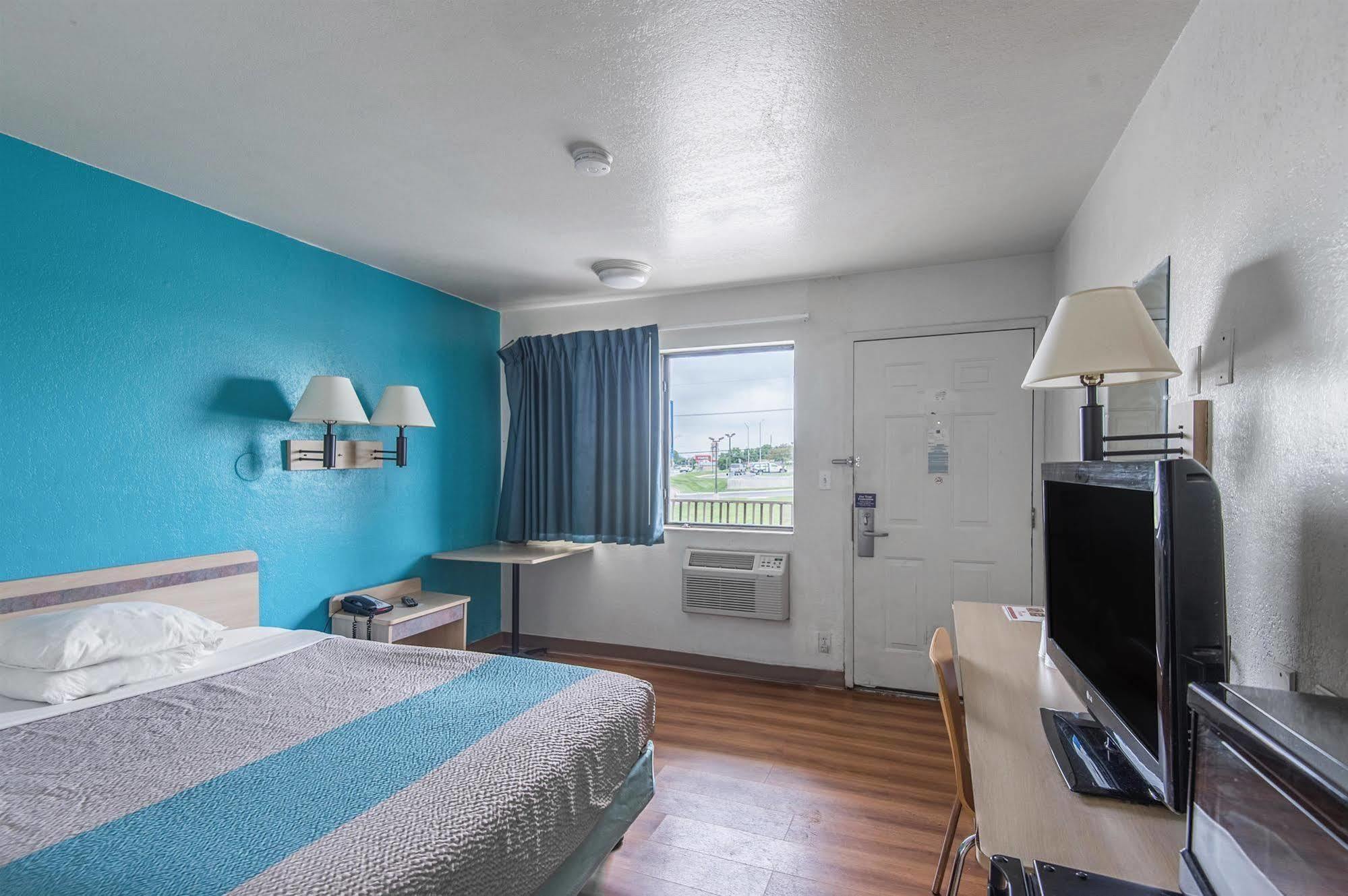 Motel 6 Kansas City, Mo - Airport Exterior photo